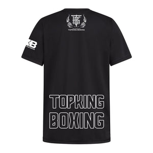 Camiseta Top King color negro. Logo en espalda en letras horizontales blancas en el centro de color blanco. Hecha de algodón extrasuave. Para muay thai, boxeo, ropa de calle. 