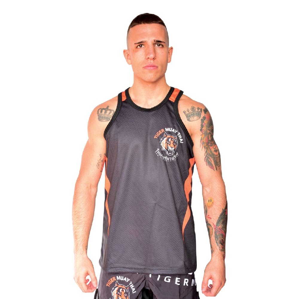 Camiseta sin mangas marca Tiger color negro y naranja llevado por modelo mirando al frente. Logo impreso en pectoral izquierdo. Imagen frontal.