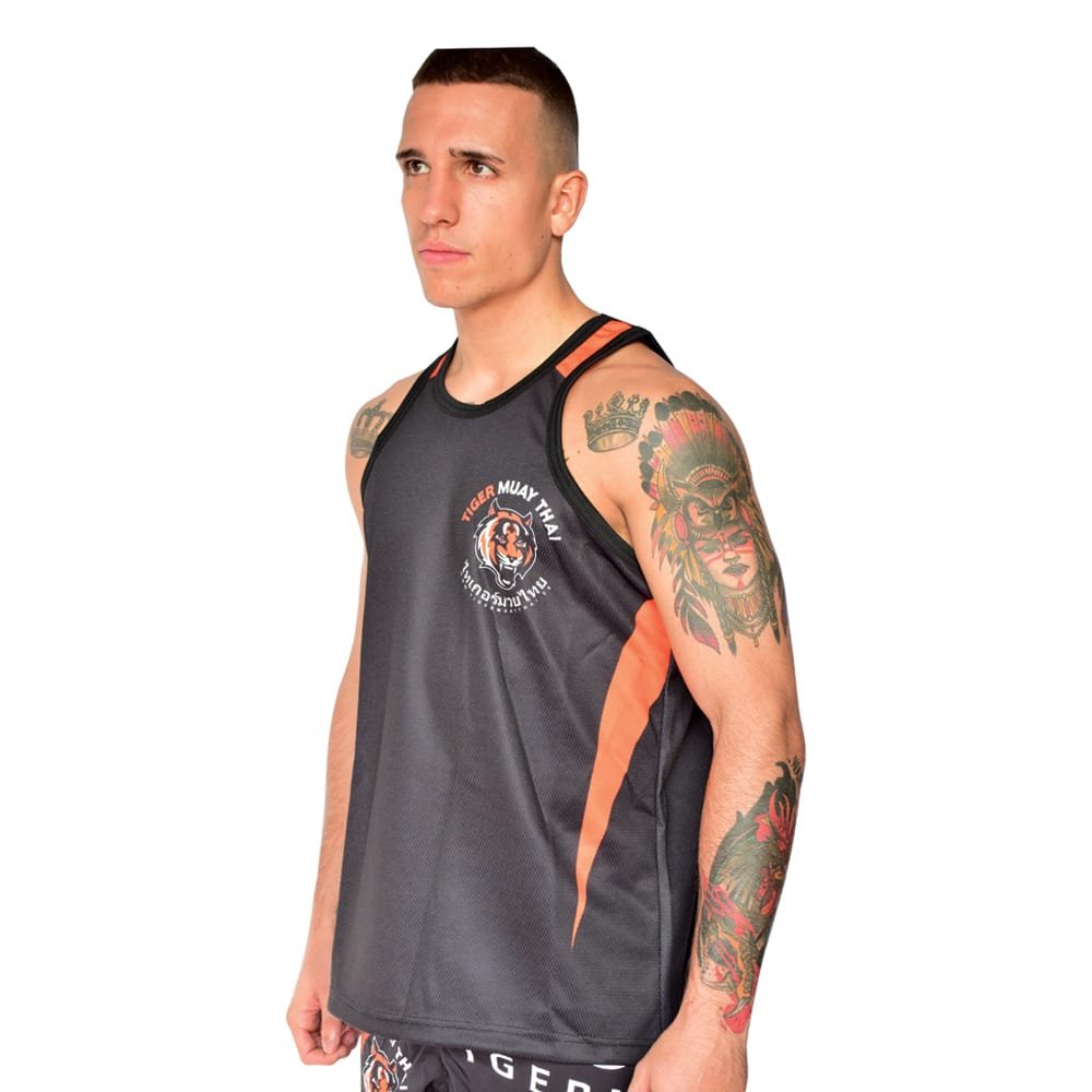 Camiseta sin mangas marca Tiger color negro y naranja llevado por modelo mirando al frente. Logo impreso en pectoral izquierdo. Perfil izquierdo. 