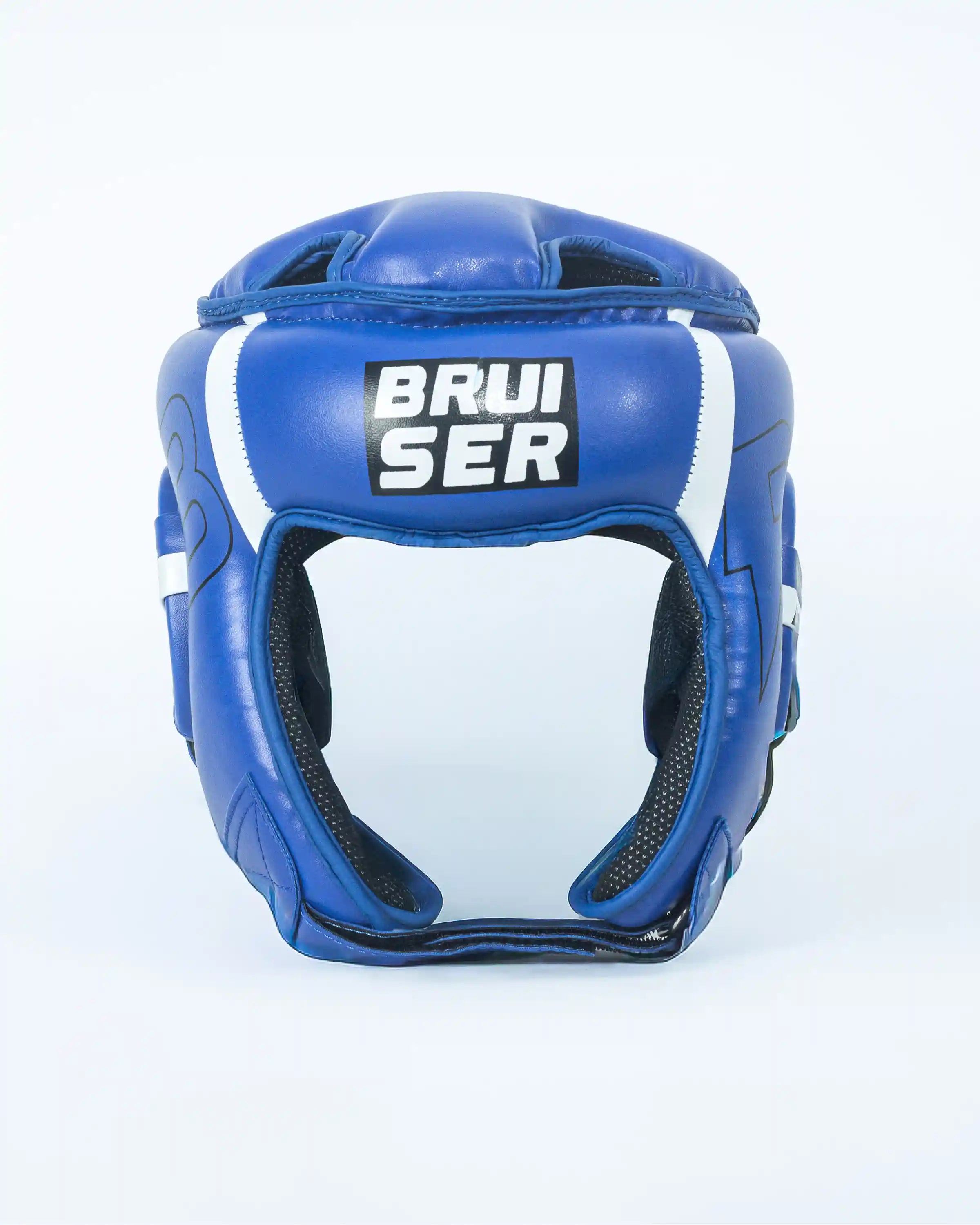 Casco Bruiser color azul con detalles blancos y negros. Logo en el centro de la frente en letras blancas. Rayas blancas en los lados superiores. Hecho de polipiel de alta calidad con acolchado interior denso. Imagen  frontal. 