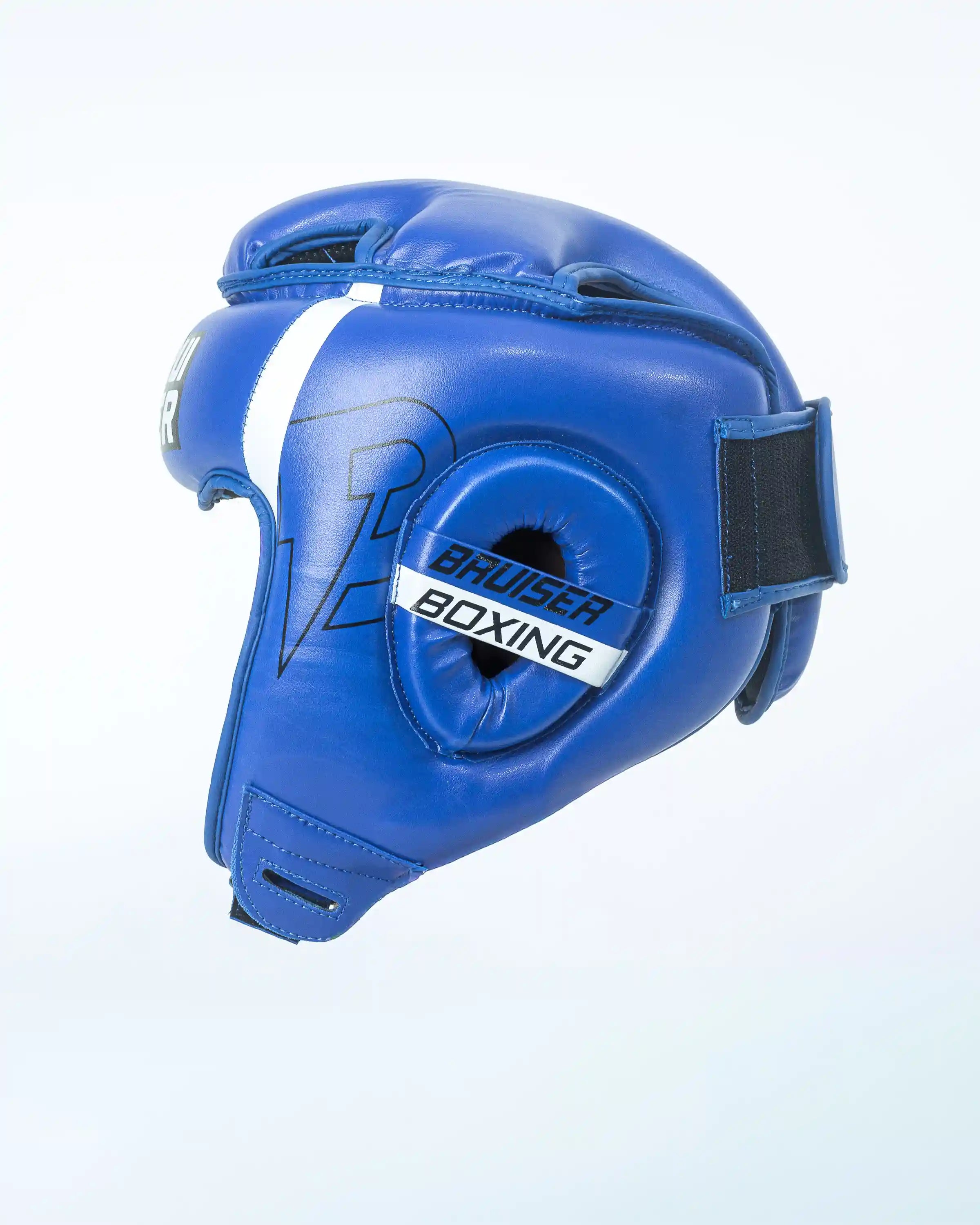 Casco Bruiser color azul con detalles blancos y negros. Logo en el centro de la frente en letras blancas. Rayas blancas en los lados superiores. Hecho de polipiel de alta calidad con acolchado interior denso. Perfil izquierdo.