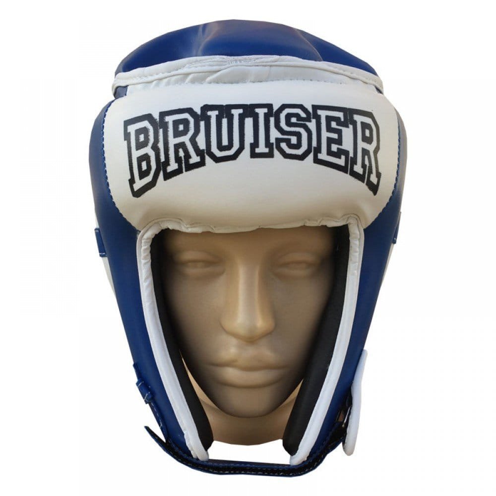 Casco Amateur Bruiser color azul y blanco llevado por cabeza de maniquí. Logo en en el centro. Hecho de polipiel con relleno de espuma densa. Agujeros en oídos y parte superior. Sistema de velcro ajustable con cordones. Imagen frontal. 