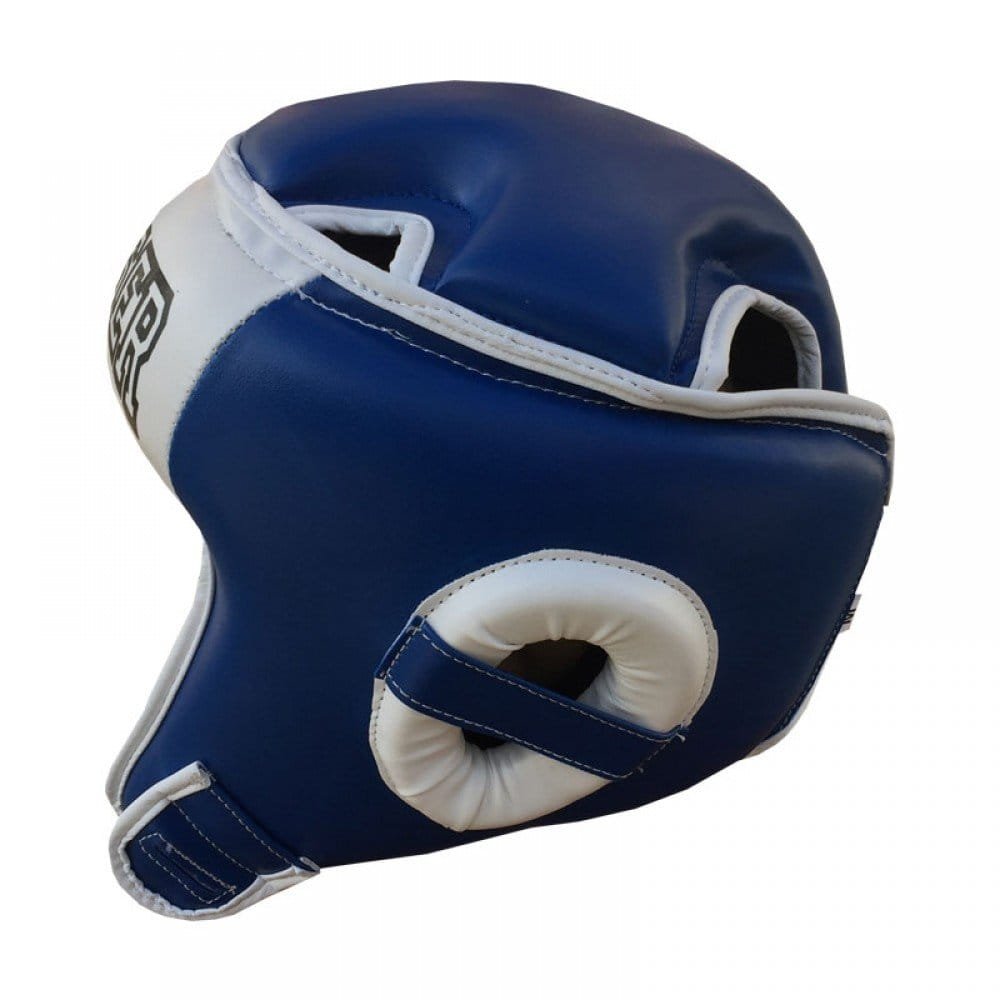Casco Amateur Bruiser color azul y blanco llevado por cabeza de maniquí. Hecho de polipiel con relleno de espuma densa. Agujeros en oídos y parte superior. Sistema de velcro ajustable con cordones. Perfil izquierdo. 