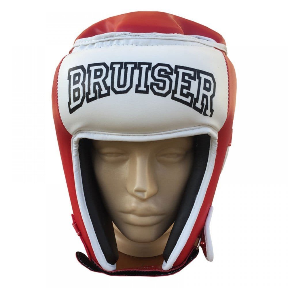 Casco Amateur Bruiser color rojo y blanco llevado por cabeza de maniquí. Logo en en el centro. Hecho de polipiel con relleno de espuma densa. Agujeros en oídos y parte superior. Sistema de velcro ajustable con cordones. Imagen frontal. 