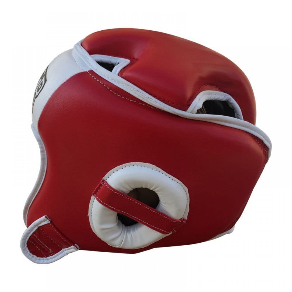 Casco Amateur Bruiser color rojo y blanco llevado por cabeza de maniquí. Hecho de polipiel con relleno de espuma densa. Agujeros en oídos y parte superior. Sistema de velcro ajustable con cordones. Perfil izquierdo. 