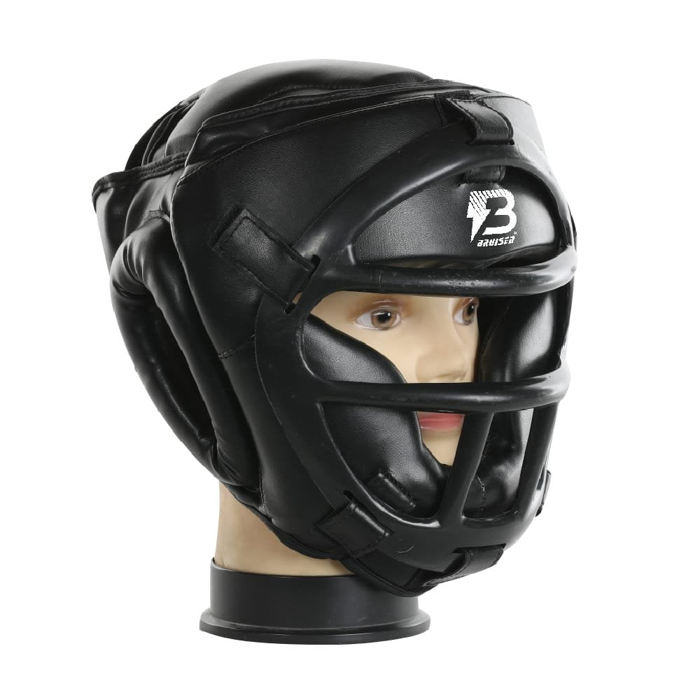 Casco Bruiser color negro. Hecho de cuero con relleno de espuma y careta  de policarbonato. Perfil derecho. 