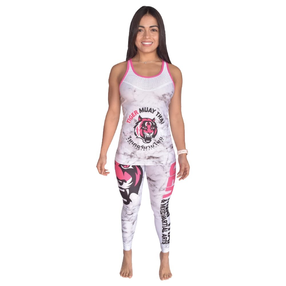 Conjunto marca Tiger para chica color blanco y rosa. Llevado por modelo con brazos estirados mirando al frente. Hecho de licra sublimada. Imagen frontal. 