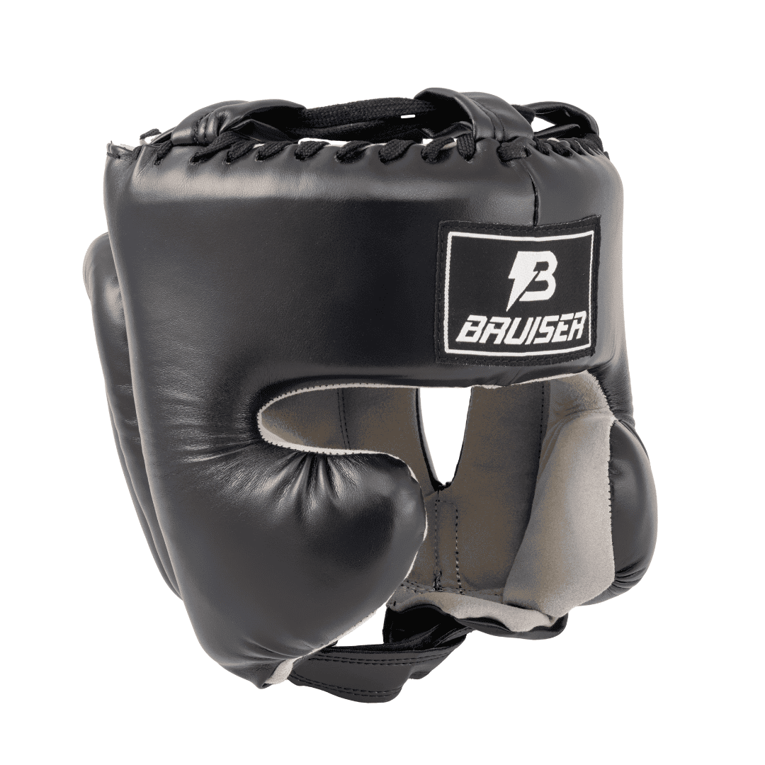 Casco marca Bruiser color negro. Logo en el centro. Hecho de polipiel de forma ecológica. Ajuste cómodo y seguro con diseño transpirable. Imagen frontal.  