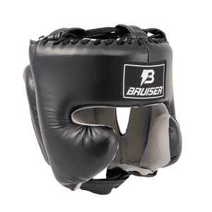 Casco marca Bruiser color negro. Logo en el centro. Hecho de polipiel de forma ecológica. Ajuste cómodo y seguro con diseño transpirable. Imagen frontal.  
