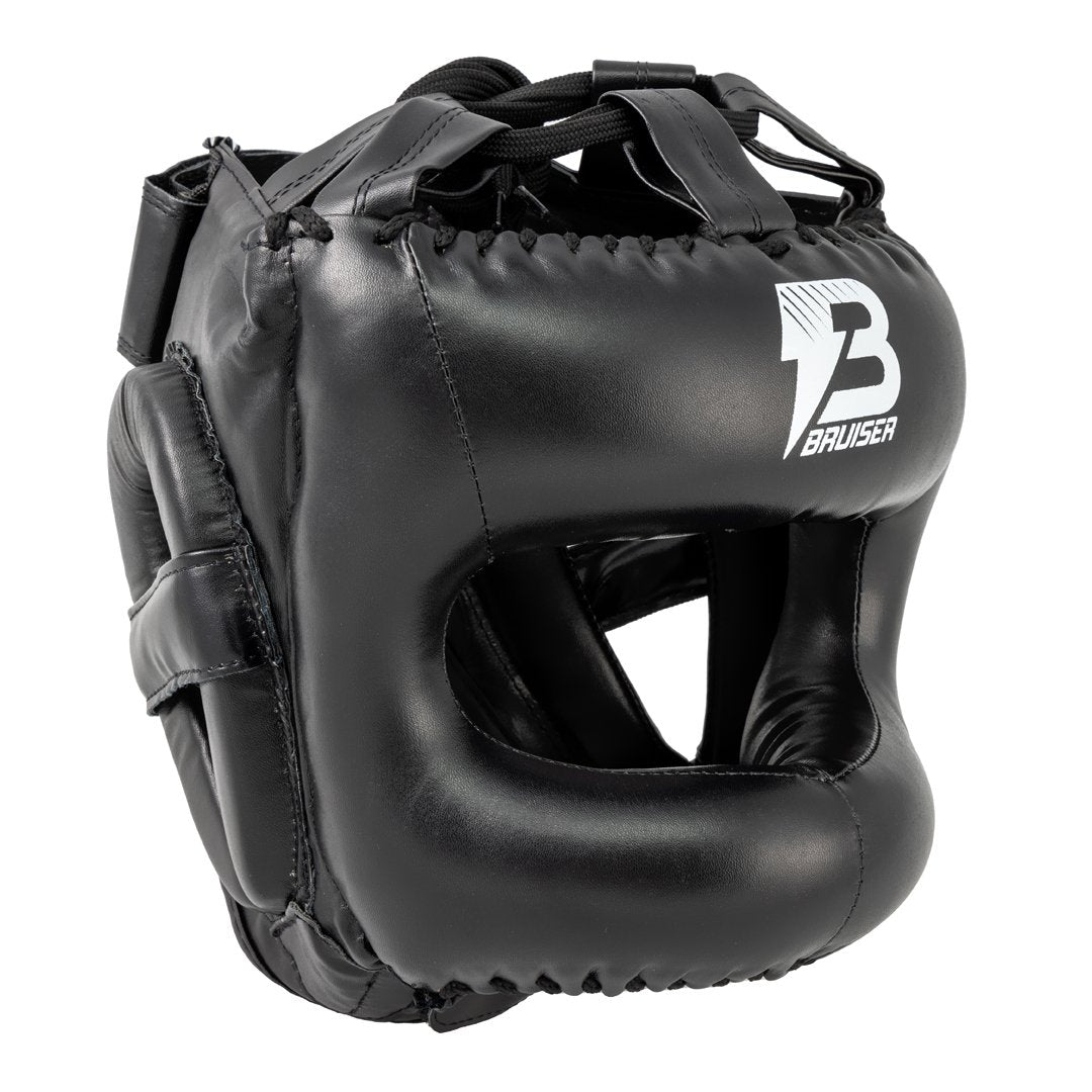 Casco de barra marca Bruiser color negro. Logo en el centro. Hecho de polipiel con relleno de espuma. Ajustable con cuerdas en parte superior. 