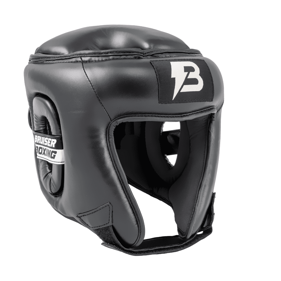 Casco marca Bruiser color negro. Logo en el centro. Hecho de polipiel. Ajuste cómodo y seguro con diseño transpirable. Imagen frontal.  