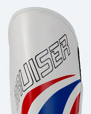 Enfoque detallado de espinillera Muay Thai Bruiser, logo escrito en letras negras. 