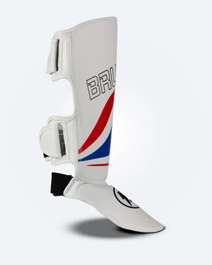 Perfil derecho de espinillera de kickboxing y muay thai, blanca con diseño en azul y rojo inspirado en la bandera de Tailandia, logo Bruiser en la parte frontal y protección para espinilla y empeine para entrenamiento y kickboxing. Ajuste de velcro seguro. 