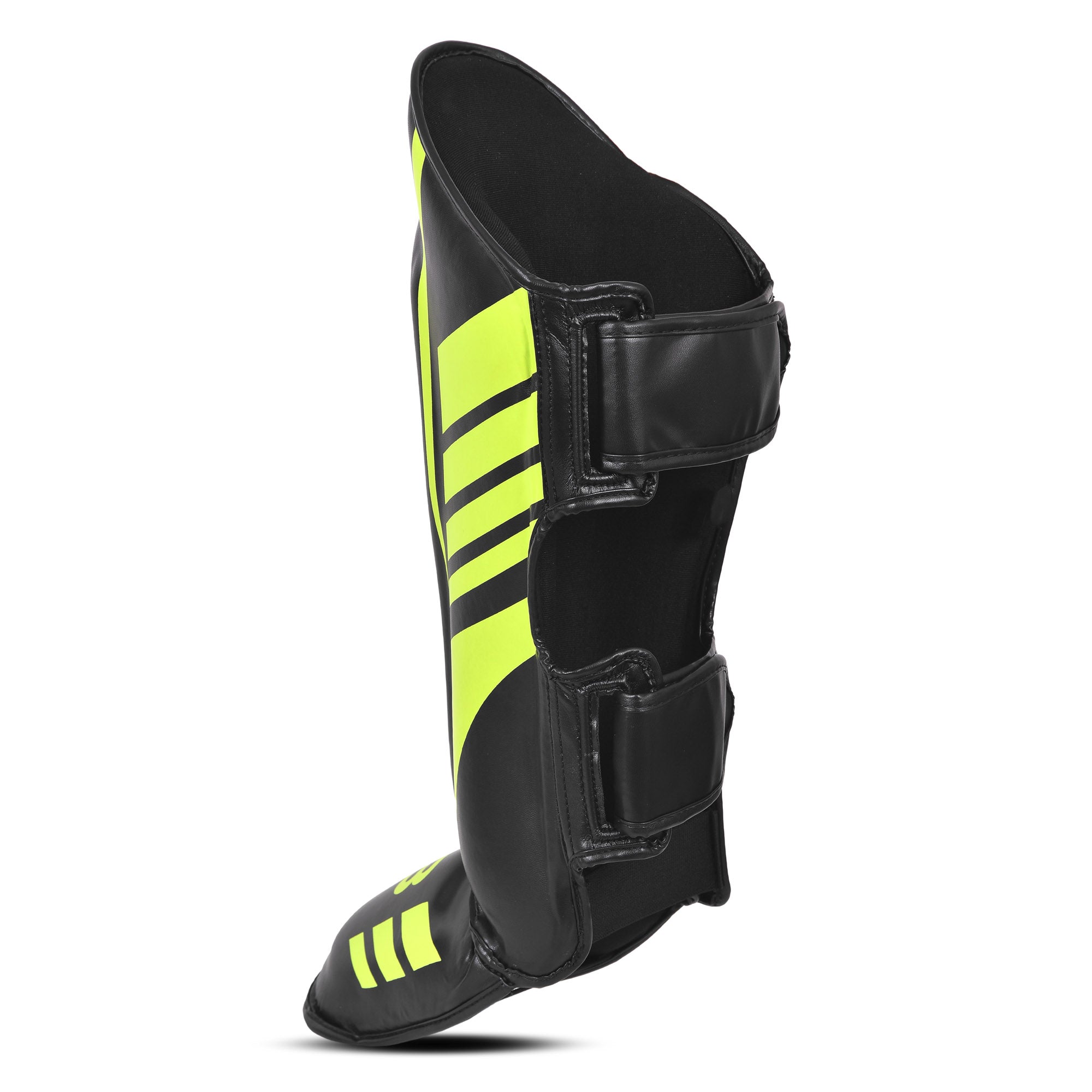 Parte lateral de espinilleras de kickboxing y muay thai, negras con detalles verde neón, diseño anatómico con protección para espinilla y empeine y cierre ajustable para entrenamiento y sparring.