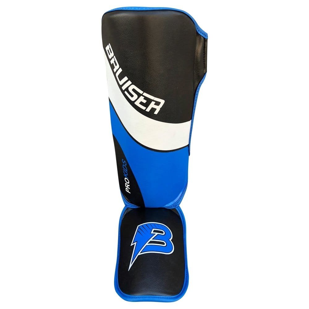 Espinillera Bruiser para niños color azul y negro con detalles blancos . Logo en empeine. Hecha de polipiel con relleno de espuma. Sistema de velcro seguro. Imagen frontal.