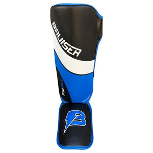 Espinillera Bruiser para niños color azul y negro con detalles blancos . Logo en empeine. Hecha de polipiel con relleno de espuma. Sistema de velcro seguro. Imagen frontal.