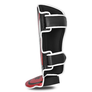 Parte lateral de espinilleras de kickboxing y muay thai, rojas y negras con detalles blancos, hecha de piel sintética con relleno de alta densidad que absorbe golpes y protege espinillas. Sistema de velcro reforzado para entrenamiento de contacto. Imagen lateral.