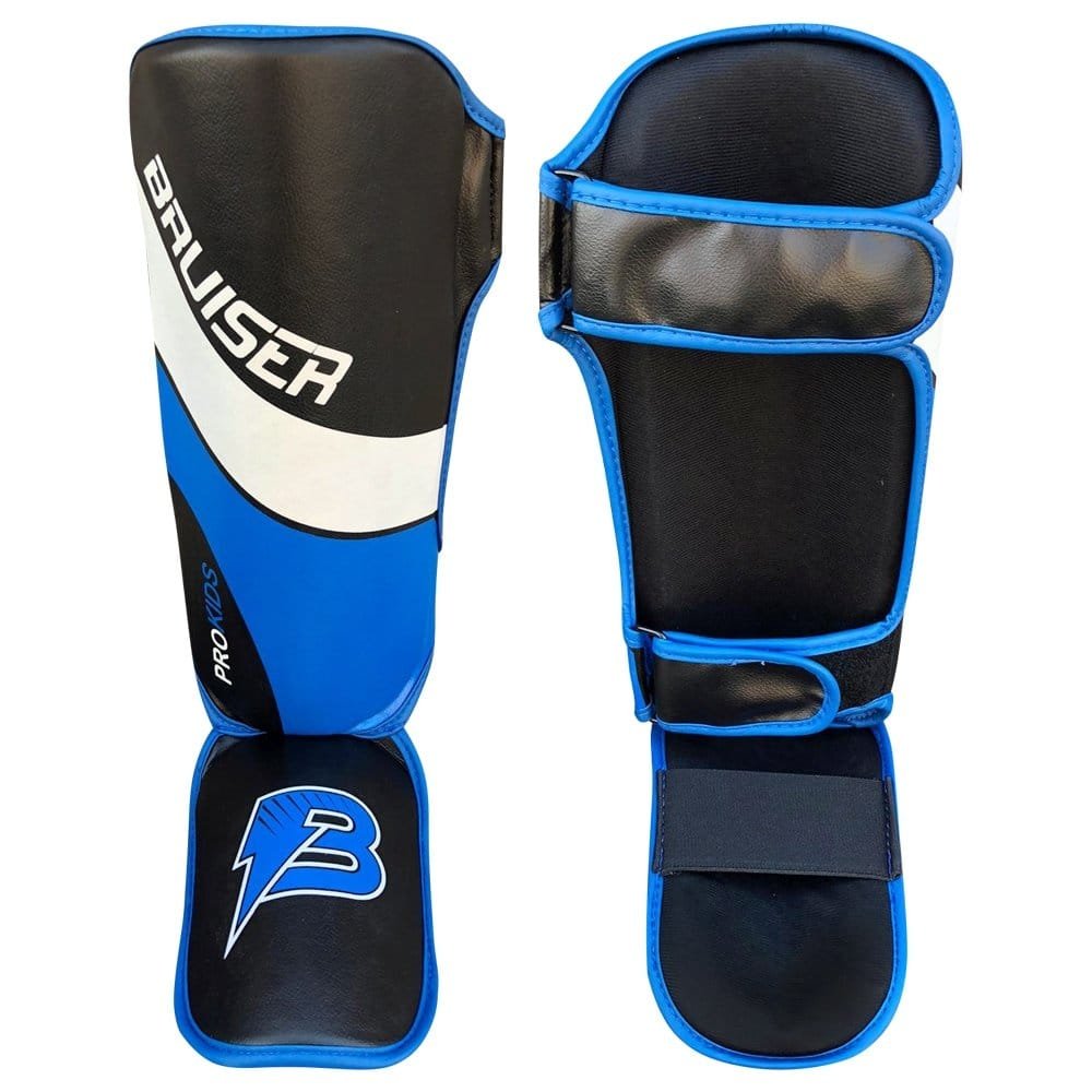 Espinilleras Bruiser para niños por delante y por detrás color azul y negro con detalles blancos . Logo en empeine. Hechas de polipiel con relleno de espuma. Sistema de velcro seguro.  