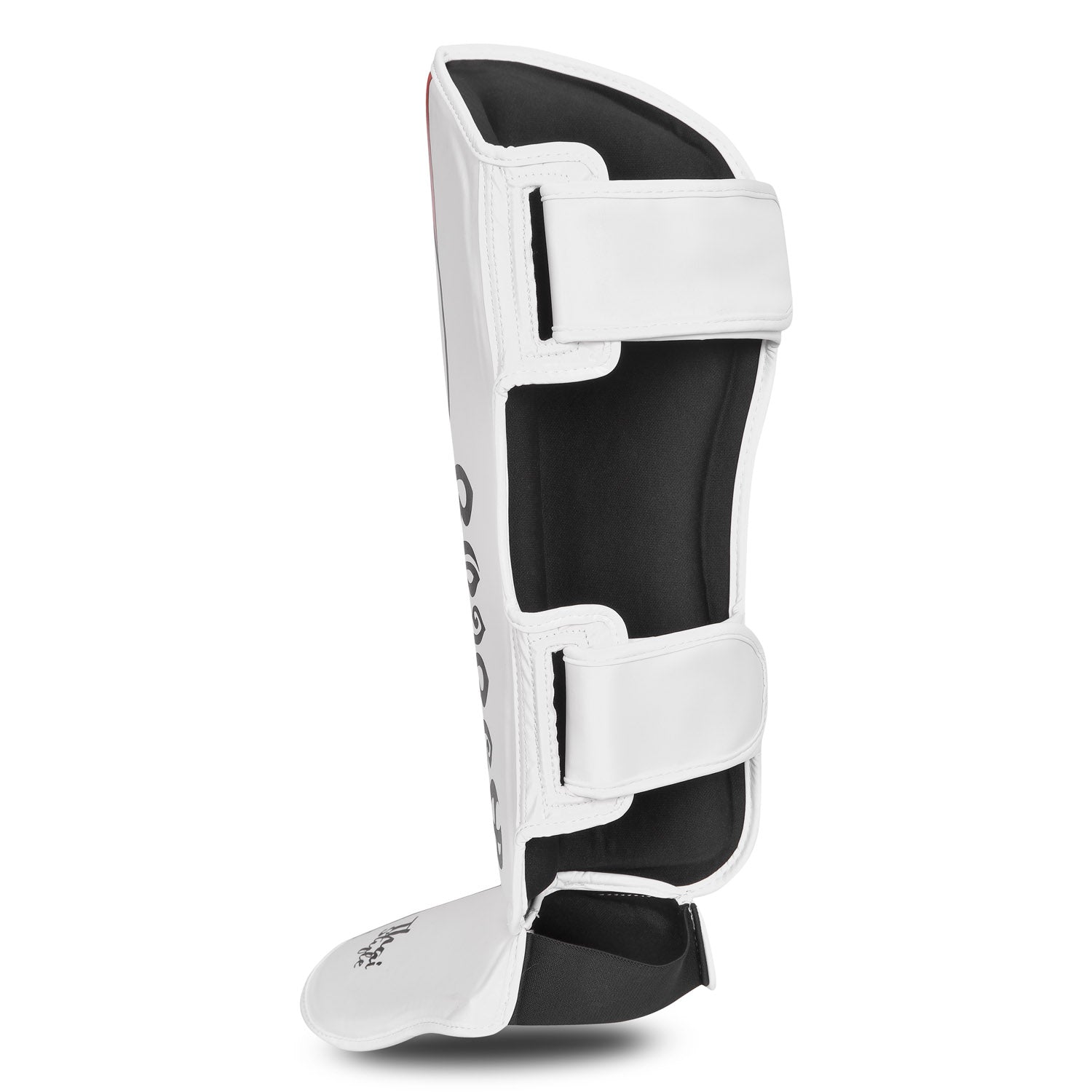 Espinillera de Muay Thai marca Bruiser por delante y por detrás color blanco con detalles azules y rojos. Hecha de polipiel con cresta acolchada y protector de pie. Empeine de neopreno y cierre de velcro seguro. Perfil izquierdo trasero. 