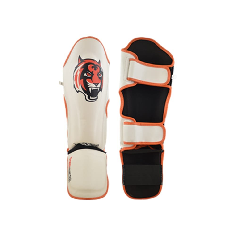 Espinilleras marca Tiger por delante y por detrás color blanco y naranja. Hechas de piel sintética con neopreno en la zona tibial. Doble cierre de velcro. 