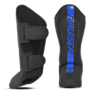 Espinilleras marca Bruiser por delante y por detrás color negro y azul. Logo en el centro. Hechas de piel sintéticay rellenas de espuma y latex. Doble cierre de velcro. 
