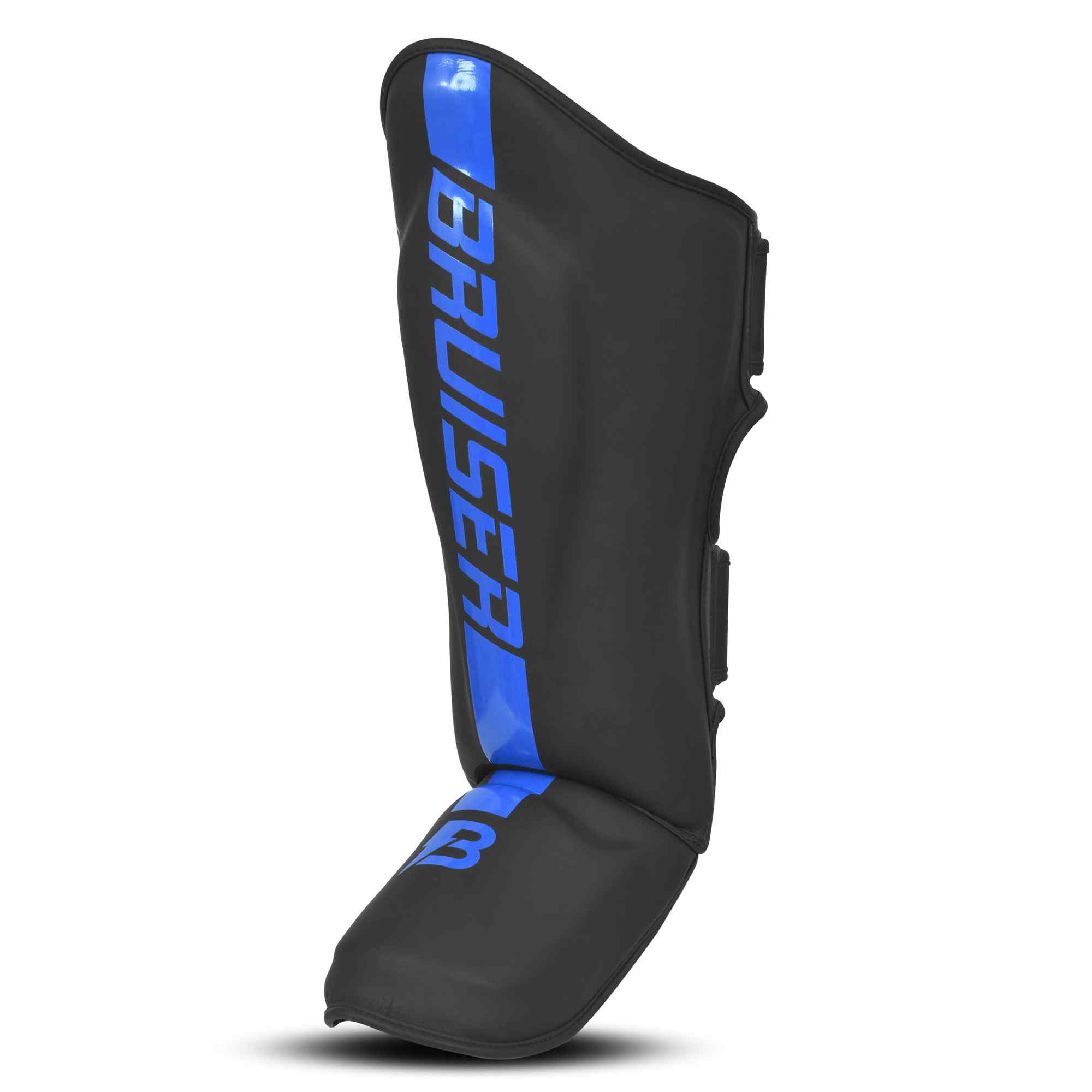 Espinillera marca Bruiser color negro y azul. Logo en el centro. Hechas de piel sintética y rellena de espuma y látex. Doble cierre de velcro. Perfil izquierdo.