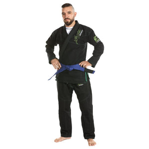 Kimono de Jiu Jitsu color negro con detalles verdes, llevado por modelo con brazos en las caderas. Logo de "Bruiser" bordado en la manga izquierda. Hecho de 100% algodón, ajuste perfecto. Imagen frontal. 