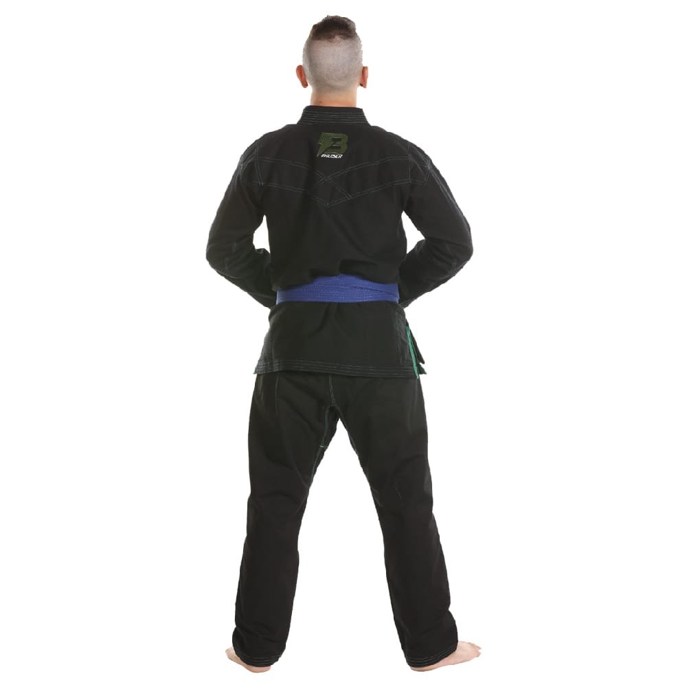 Kimono de Jiu Jitsu color negro con detalles verdes, llevado por modelo de espaldas con brazos en cinturón. Logo de "Bruiser" bordado en la parte superior trasera. Hecho de-100% algodón, ajuste perfecto. Imagen trasera.