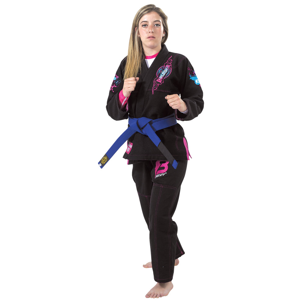 Kimono de Brazilian jiu jiitsu para mujeres con cinturón azul, usado por modelo en posición de combate. Diseño moderno con parches "Bruiser" en chaqueta y pantalón.  Tejido resistente pensado para entrenamiento técnico y competición de BJJ y grappling.
