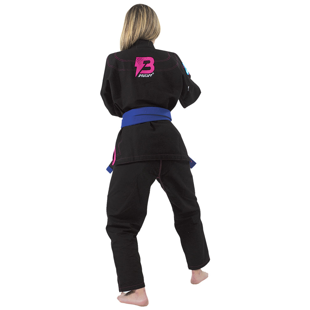 Parte trasera de Kimono para mujeres de Brazilian jiu jiitsu con cinturón azul, usado por modelo en posición de combate. Parche de "Bruiser" en grande en la espalda. Tejido resistente pensado para entrenamiento y competición de BJJ y grappling.
