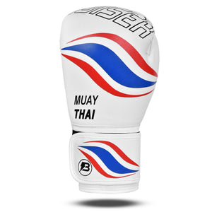 Guantes de boxeo de piel sintética blanca, con detalles de la bandera de Tailandia, "Bruiser" en el puño escrito en letras negras, para muay thai, kick boxing y entrenamiento de contacto. Imagen frontal.