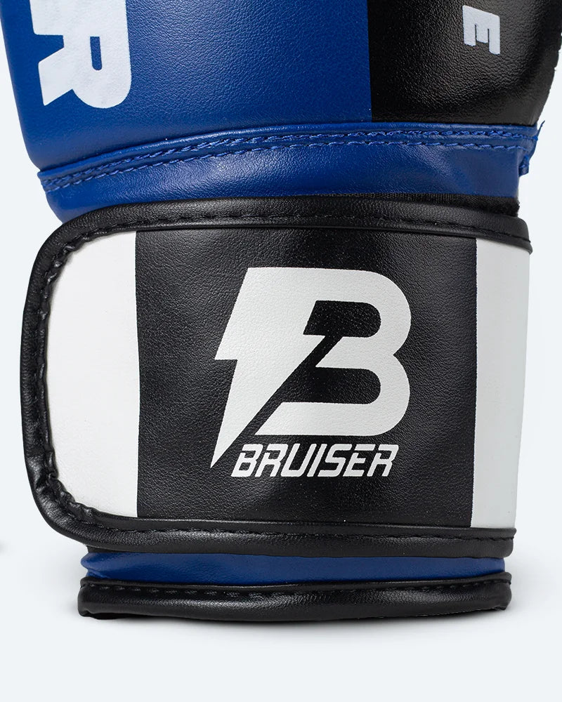 Cierre de velcro color negro con blanco, seguro, ajuste firme, guante cómodo y estable. "Bruiser" escrito en letras blancas. Enfoque detallado. Modelo azul.
