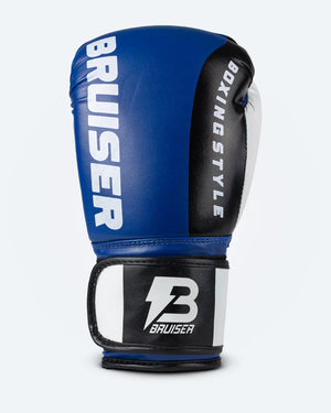 Guantes de boxeo de piel sintética, azules y negros con detalles blancos y"Bruiser" en el lateral escrito en letras blancas, para muay thai, kick boxing y trabajo de saco y manoplas. Imagen frontal.