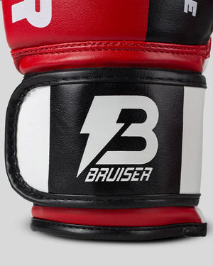 Cierre de velcro color negro con blanco, seguro, ajuste firme, guante cómodo y estable. "Bruiser" escrito en letras blancas. Enfoque detallado. Modelo rojo.