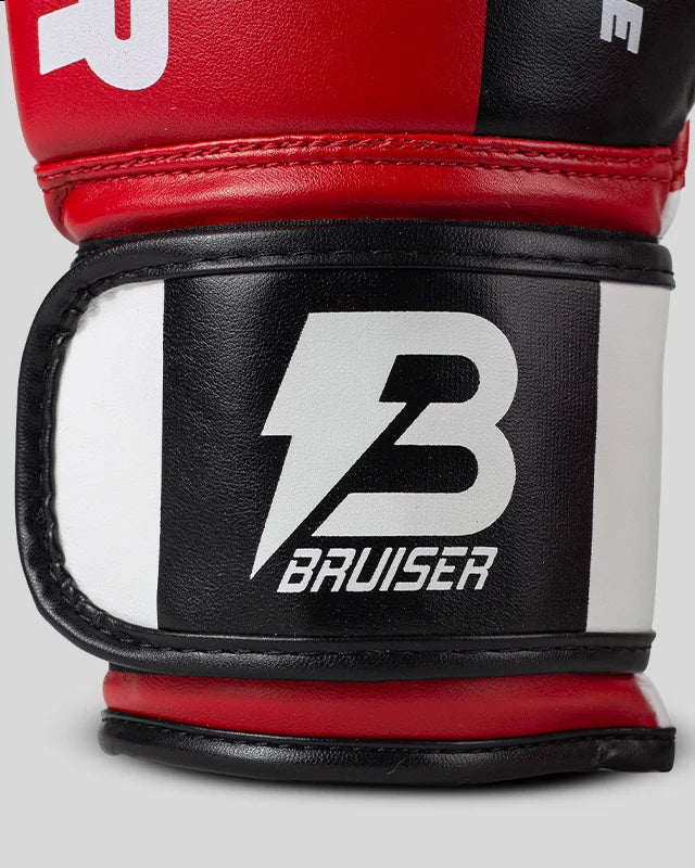 Cierre de velcro color negro con blanco, seguro, ajuste firme, guante cómodo y estable. "Bruiser" escrito en letras blancas. Enfoque detallado. Modelo rojo.