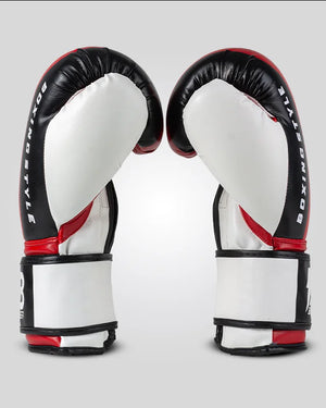 Par de guantes de boxeo rojos, negros y blanco, para muay thai y kick boxing con cierre velcro seguro. Imagen lateral.