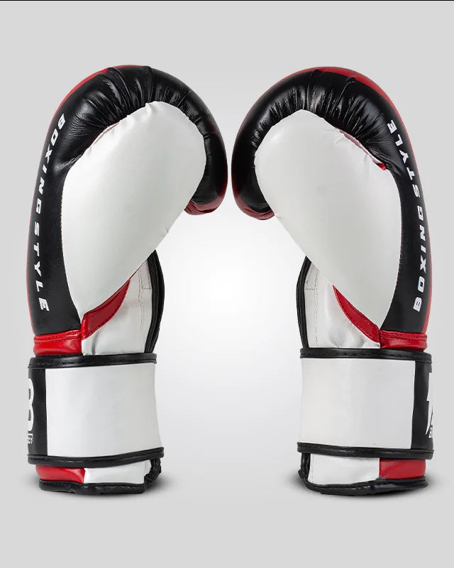 Par de guantes de boxeo rojos, negros y blanco, para muay thai y kick boxing con cierre velcro seguro. Imagen lateral.