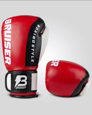 Par de guantes de boxeo rojos y negros con "Bruiser" en el lateral escrito en letras blancas, guante de pie y guante estirado para muay thai y kick boxing con cierre velcro seguro. Imagen frontal.