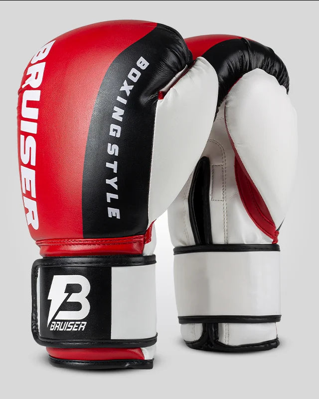 Par de guantes de boxeo rojos y negro con logo en lateral escrito en letras blancas, para muay thai y kick boxing con cierre velcro seguro. Imagen lateral.