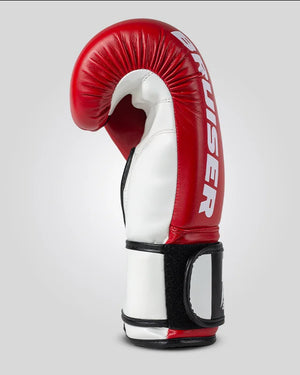 Guantes de boxeo de piel sintética, rojos  y blancos, relleno de alta densidad, para muay thai, kick boxing y trabajo de saco y manoplas. Perfil izquierdo.