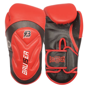 Guantes de boxeo Bruiser rojos y negros. Logo Bruiser en el centro del guante y escrito en vertical en parte inferior. Hechos de piel premium con espuma densa. Velcro anatómico y palma ventilada. Imagen frontal. 