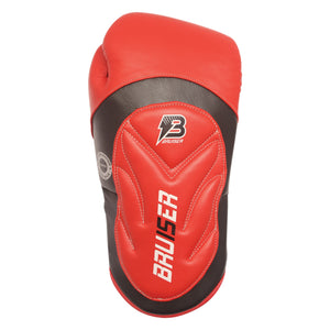 Guante de boxeo Bruiser rojo y negro. Logo Bruiser en el centro del guante y escrito en vertical en parte inferior. Hecho de piel premium con espuma densa. Velcro anatómico y palma ventilada. Imagen frontal. 