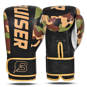 Par de guantes de boxeo de camuflaje con detalles negros y dorados,"Bruiser" escrito en dorado en el centro en dorado, guantes de pie por delante y por detrás. Cierre de velcro firme. Imagen frontal. 