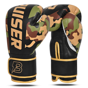 Par de guantes de boxeo de piel sintética, de camuflaje con detalles negros y dorados, "Bruiser" escrito en el centro escrito en letras doradas, para muay thai, kick boxing y entrenamiento de contacto. Imagen frontal.