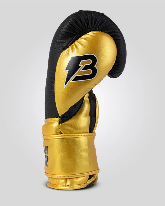 Guantes de boxeo de piel sintética, negros con detalles dorados y logo lateral, para muay thai, kick boxing y entrenamiento de contacto. Perfil derecho.