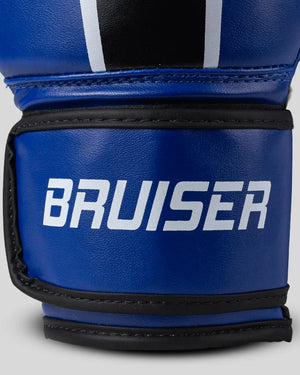 Cierre de velcro color azul, seguro, ajuste firme, guante cómodo y estable. "Bruiser" escrito en letras blancas. Enfoque detallado.