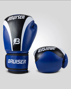 Par de guantes de boxeo azules y negros con logo central en blanco, guante de pie y guante estirado para muay thai y kick boxing con cierre velcro seguro. Imagen frontal.