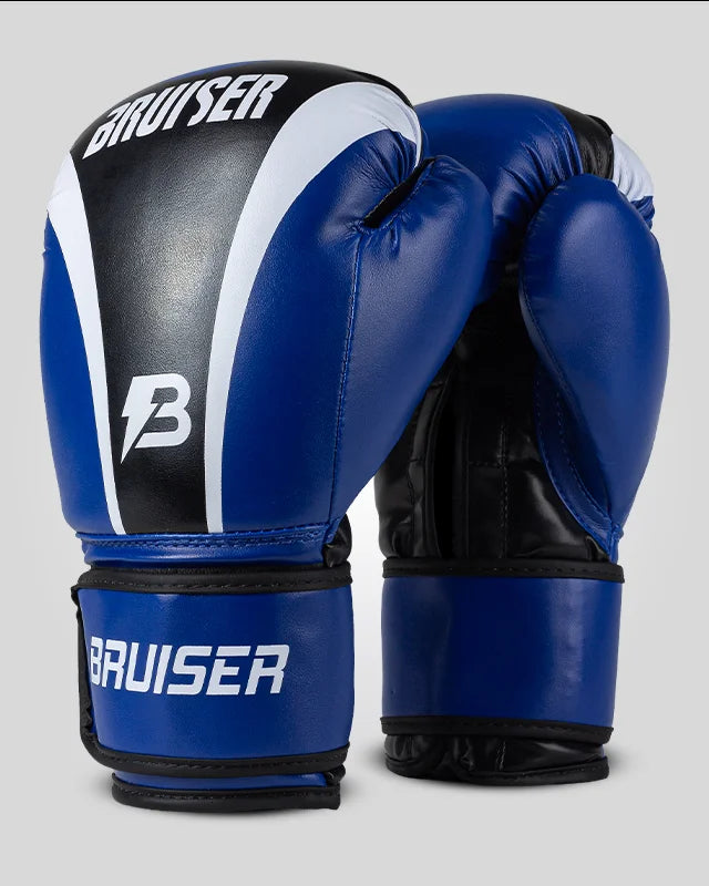 Par de guantes de boxeo azul y negro con logo central en blanco, para muay thai y kick boxing con cierre velcro seguro. Imagen lateral.