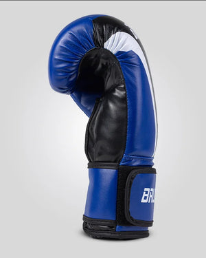 Guantes de boxeo de piel sintética, azules y negros con detalles blancos y relleno de alta densidad, para muay thai, kick boxing y trabajo de saco y manoplas. Perfil izquierdo.