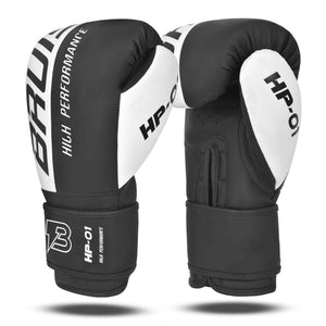 Guantes Bruiser, color negro y blanco. Logo en la parte izquierda frontal. Hechos de polipiel de calidad con acolchado denso. Cierre velcro reforzado. Para kickboxing y muay thai. Imagen frontal.